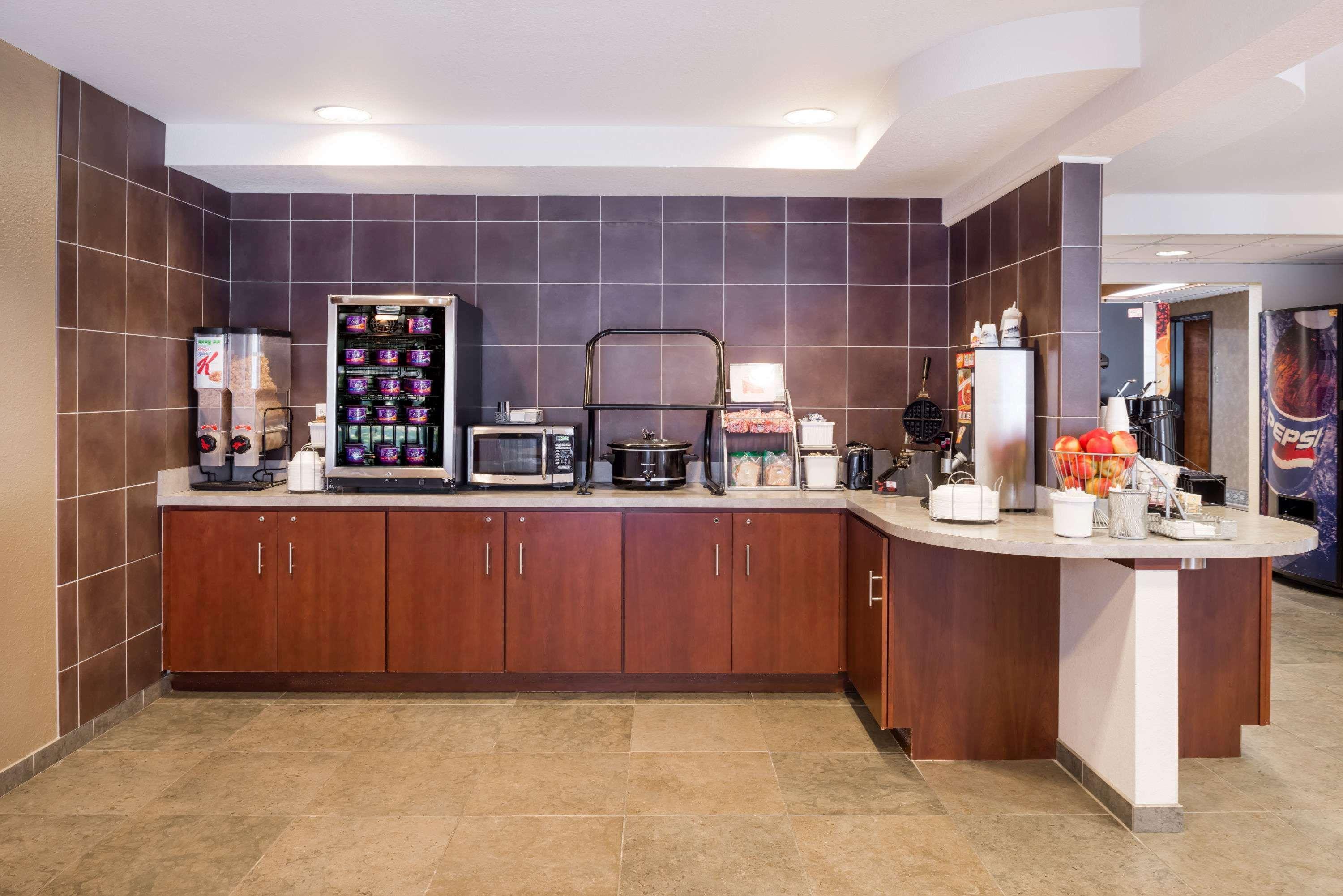 Super 8 By Wyndham Clark Lane Columbia