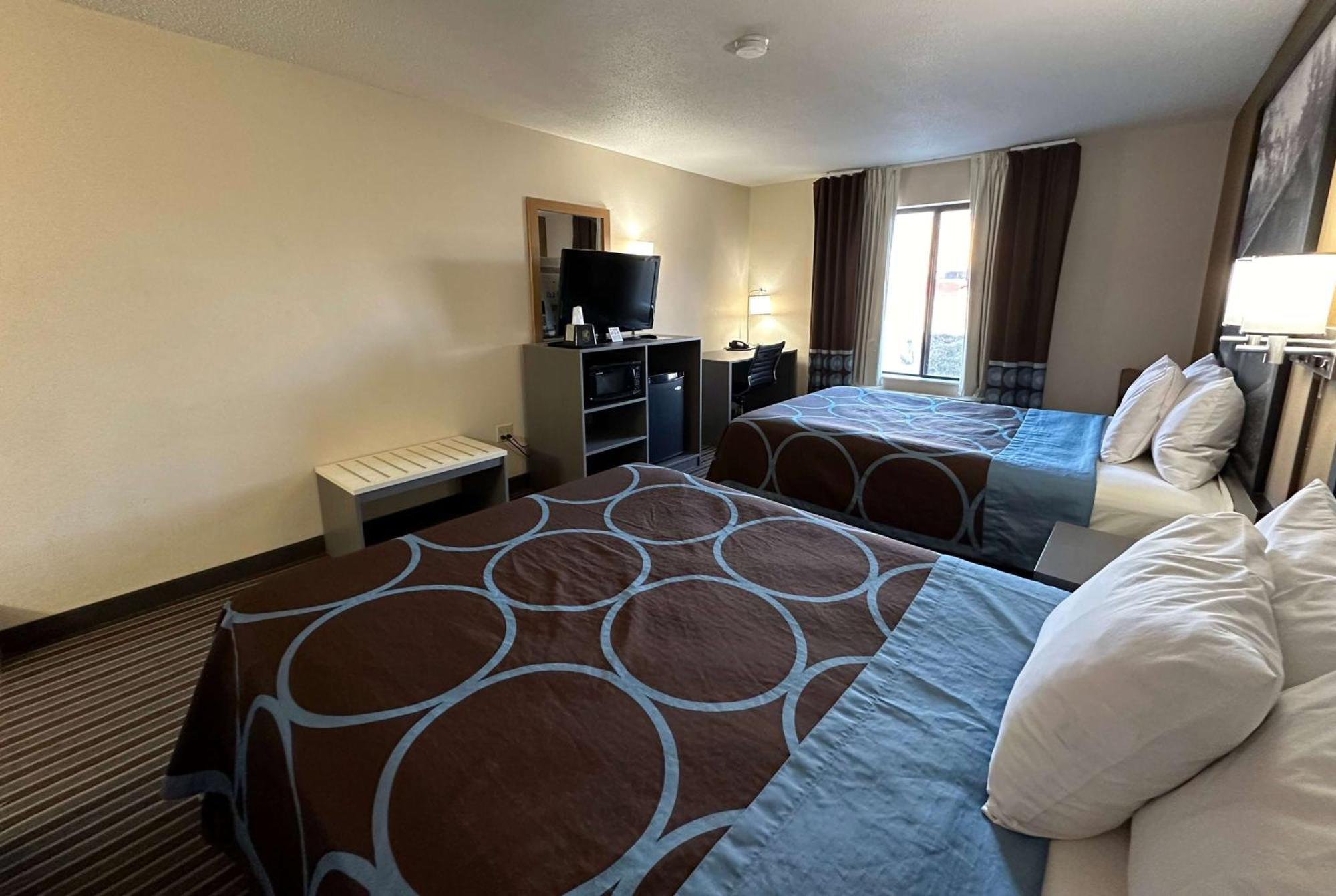 Super 8 By Wyndham Clark Lane 2*