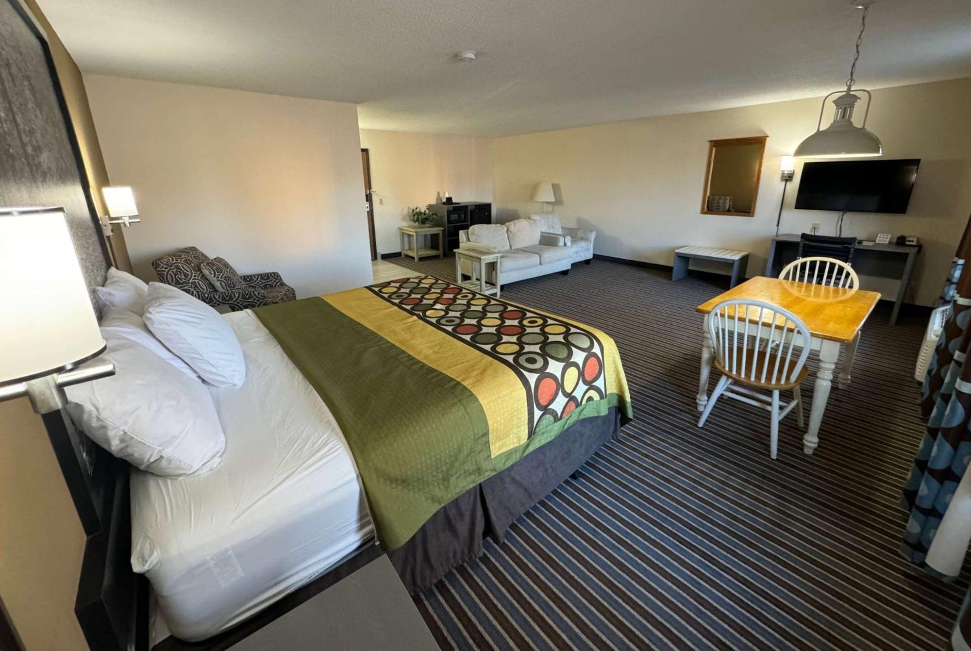 Super 8 By Wyndham Clark Lane Hotel