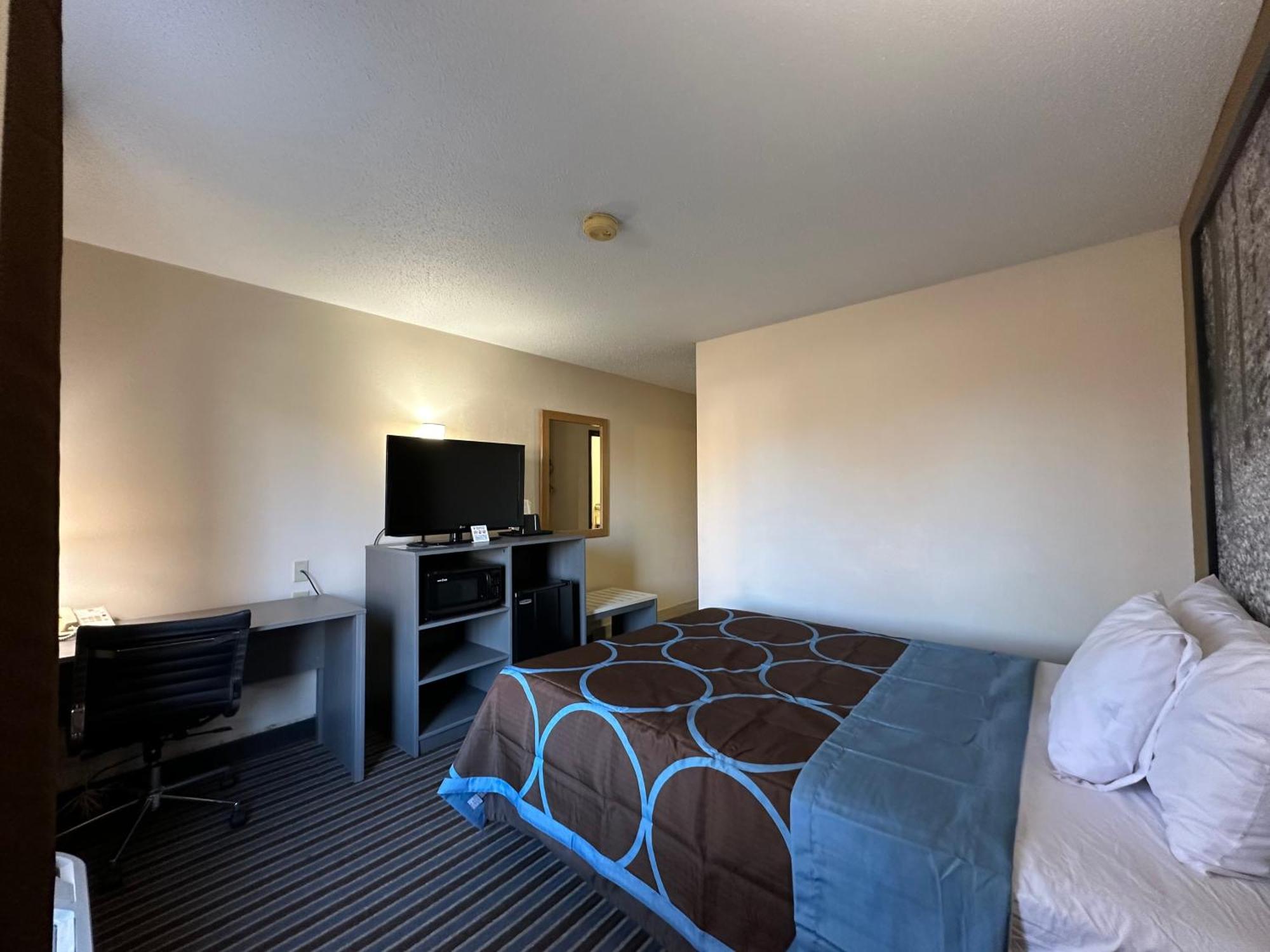 Super 8 By Wyndham Clark Lane 2*
