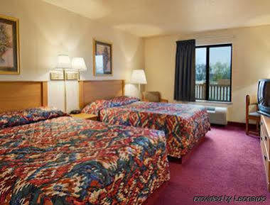 Super 8 By Wyndham Clark Lane Hotel
